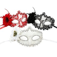 Topeng Masker Venesia Setengah Wajah Berhias Bunga dan Bulu dengan Renda Floral dan Trim Berlian Imitasi