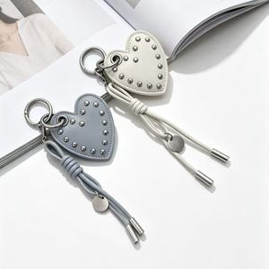 Llavero con forma de corazón, dulce y moderno, diseño de nicho, con remache en forma de corazón, colgante para teléfono móvil y colgante para bolso de cuero - Product Image 2