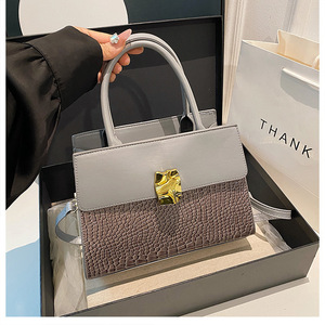Sac Fourre-tout <span class=keywords><strong>de</strong></span> <span class=keywords><strong>Luxe</strong></span> 2025 pour Femme, Grande Capacité, en Cuir PU <span class=keywords><strong>de</strong></span> Designer, Fermeture Éclair, Doublure en Polyester, Motif Pierre, Décoration Chaîne - Product Image 1