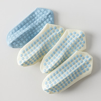 Chaussettes de yoga et de fitness pour femmes, série bleue, antidérapantes, avec motifs de flocons de neige, mignonnes et douces