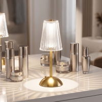 Lampe de table moderne en acrylique cristallin cannelé, base en dôme, sans fil, rechargeable, à intensité variable, lampe de chevet, lampe de bureau LED