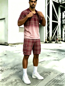 Ensemble urbain 2 pièces pour homme : T-shirt rouge à carreaux dégradé col en V et short cargo à carreaux - Product Image 4
