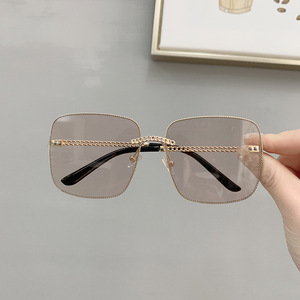 Lunettes de soleil carrées D2 60231 avec chaîne en métal doré, protection UV pour femmes, tendance et élégantes, protection solaire pour les voyages et la conduite - Product Image 4