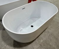 Baignoire autoportante moderne et minimaliste pour intérieur, simple et intégrée, idéale pour projets hôteliers et gîtes.