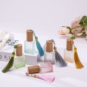 Subbotella de perfume de vidrio esmerilado de colores de 10 ml, botella de spray para aceite esencial de nuez, botella de perfume con tapa de borla estilo chino - Product Image 1