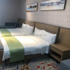 Ensemble de chambre double pour hôtellerie commerciale : Lit en bois grainé avec tête de lit capitonnée et table de chevet pour chambre standard d'hôtel économique - Product Image 2