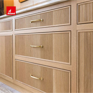 ตู้ครัวแบบเรียบง่าย ปราศจากความยุ่งเหยิง ทำจากไม้โอ๊คขาว พร้อมรายละเอียดแบบสลิมเชคเกอร์และลิ้นชักแบบโดว์เทล - Product Image 3