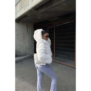 Vestido tipo blazer ajustado de lana teñida con diseño estampado y botones, disponible en largo y corto, de algodón color camel, modelo Vania para abrigo de piel de zorro blanco. - Product Image 2