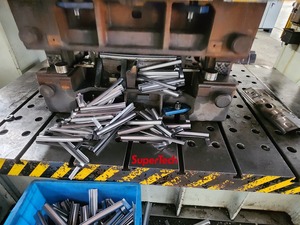 Prensa Hidráulica SuperTech YLK27 de 315 Toneladas, Certificada por la CE, Máquina de Estampado de Metal para Paneles de Puertas de Automóviles, Presupuesto Gratuito - Product Image 3