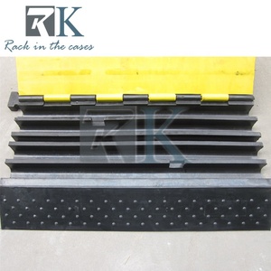 Rampe de protection de câbles extérieure jaune et noire en caoutchouc pour couverture de câbles au sol et événements - Product Image 6