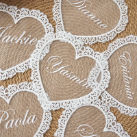 Marque-places de mariage personnalisés en polyester avec dentelle, réutilisables, en forme de cœur, avec nom, décoration de table romantique, faible MOQ