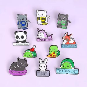 Emaille-Anstecknadel, Glitzer-Charm, personalisierte Abzeichen, Buddy Movie Halloween Emaille Custom Metall Button ID-Halter, Emaille-Pin - Product Image 1