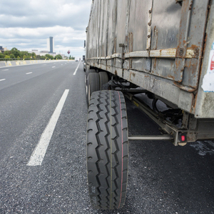 Radial 11R22.5-953/901 <span class=keywords><strong>Quad</strong></span> <span class=keywords><strong>Pneu</strong></span> de camion à trois lignes Nouveau certifié DOT <span class=keywords><strong>d</strong></span>'<span class=keywords><strong>occasion</strong></span> pour voitures de tourisme Camions Comprend chambre à air - Product Image 2