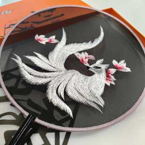 Abanico de Bambú Bordado con Flores Tradicionales, Ecológico, Portátil, Artesanal, Estilo Japonés, con Diseños Grabados - Product Image 3