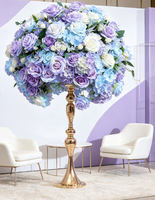 Boules de fleurs artificielles d'hortensias et de roses ; sphères florales pour centre de table ; décorations pour allée de mariage