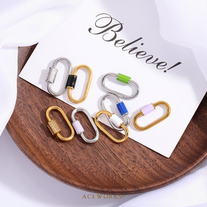Cierre de Resorte Pavé |   Cierre de Anillo Ovalado de Acero Inoxidable con Baño de Oro PVD de 18K y Cristales |   Impermeable, Hipoalergénico, Resistente al Deslustre - Product Image 3