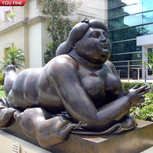 Sculpture YOUFINE en bronze style Botero, femme corpulente allongée, patine foncée antique, statue féminine voluptueuse pour cour de bâtiment - Product Image 1