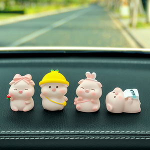 Adorno de coche Ruijie con forma de cerdo, decoración de resina de dibujos animados para mujeres, accesorio interior - Product Image 1