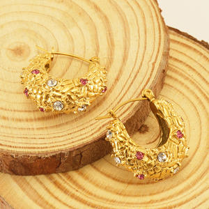 أقراط نسائية مخصصة من الفولاذ المقاوم للصدأ عيار 18 قيراط مطلية بالذهب على شكل حرف C أقراط أنيقة للفتيات - Product Image 4