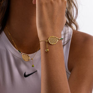 Conjunto de Colgantes de Raqueta de Tenis en Acero Inoxidable Tono Dorado con Dije de Pelota Verde, Joyería Unisex - Product Image 3