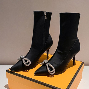 รองเท้าบูทผู้หญิงแบบสวม ดีไซน์โบว์ประดับเพชร วัสดุยืดหยุ่น ส้นหนา ปลายแหลม - Product Image 1