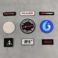 Logo 3D de nom de marque privé personnalisé étiquettes de patch en caoutchouc PVC souple gaufré à coudre pour vêtements décoration en dentelle en forme de coeur et de fleur