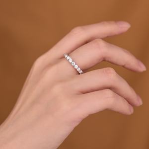 แหวนเงินแท้ 925 ประดับเพชรโมอิสซาไนต์ทรงกลมแบบไมโครเพฟ แหวนแบบเต็มวง แหวนโมอิสซาไนต์ เครื่องประดับเงินแท้ 925 - Product Image 5