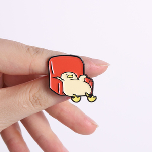 Épinglette en émail Canard Blanc Kawaii sur Fauteuil Orange, Badge Canard Amusant et Pétillant, Bijou Cadeau pour Amis - Product Image 2