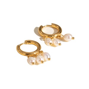 Orecchini di Perle J&D Fashion Jewelry, Placcati in Oro 18K, Acciaio Inossidabile con Tre Perle d'Acqua Dolce, Orecchini a Cerchio per Donne - Product Image 1