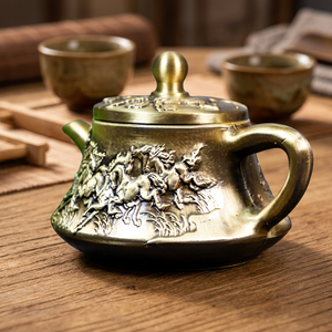 Théière traditionnelle chinoise en métal avec couvercle et poignée, motif floral en relief - Product Image 4