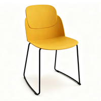 Chaise de conférence de bureau ergonomique moderne en plastique PP avec pieds en métal en forme d'arc, adaptée aux salles de réunion, aux cantines et aux salons.