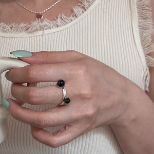 Anillo Ajustable de Plata S925 con Lazo y Ágata Negra, Joyería Minimalista para Uso Diario para Mujer - Product Image 1