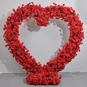 Sfondo di nozze rosa rossa composizione floreale arco Decor finta seta fiore ghirlanda a forma di cuore arco di fiori rossi per il matrimonio