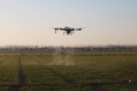 Drone agricole de pulvérisation adapté aux champs et aux vergers