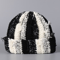 Gorro de calavera desgastada para mujer al por mayor, gorro de invierno de punto grueso de ganchillo para ropa de calle, gorros de Hip Hop con etiqueta colorida personalizada