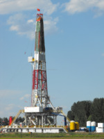 Extracteur de trous de puits à huile et gaz, support de forage Mobile monté sur un camion ZJ30 750hp, plate-forme d'entraînement Max Diesel