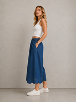 Jean court respirant à taille élastique et ourlet à volants, coupe large en denim pour femme, idéal pour l'été et les tenues décontractées