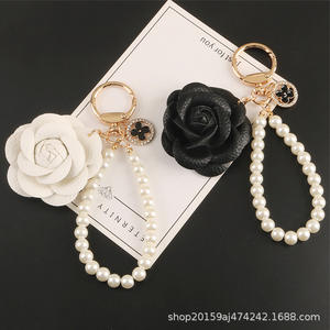 พวงกุญแจโลหะรูปไข่มุกใหม่ น่ารัก ประดับเพชร พวงกุญแจดอกไม้เล็กๆ ของตกแต่งกระเป๋าใส่หูฟัง - Product Image 3