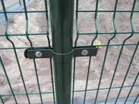 Esta valla curva 3D personalizada es fácil de instalar, mide 6 pies de altura y está disponible en amarillo y negro, ideal para la seguridad escolar.