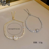 Bracelet tennis bicolore plaqué or et or blanc avec halo rond en zircon cubique et fermoir coulissant réglable, vendu à l'unité