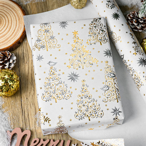 Papier cadeau à motifs d'arbre de Noël et d'oiseaux, papier d'art couché double face pour emballages de fêtes - Product Image 1