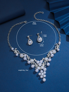 ชุดสร้อยคอและต่างหูประดับมุกและคริสตัลรูปดอกไม้สไตล์ยุโรปอเมริกันสุดหรู |   อุปกรณ์เสริมขายส่ง - Product Image 6