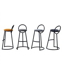 Tabouret de bar haut au design luxueux, dossier rembourré, structure en fer forgé, usage commercial, non rotatif, non pliable, pour la maison