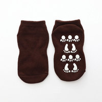 Nouveau modèle Emballage de chaussettes en gel de silicone pour enfants Chaussettes de marche en coton pour bébés Chaussettes antidérapantes avec logo personnalisé Trampoline