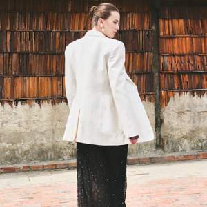 Blazer Femme Jacquard Sable de Bonne Qualité à Manches Longues Coupe Droite Contemporaine à Simple Boutonnage de VN - Product Image 1