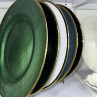 Assiette de présentation en verre multicolore Plats en verre vert Assiettes de présentation en verre à bord doré pour décorations de mariage