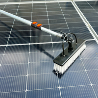 Brosse de lavage solaire rotative durable avec système d'alimentation en eau, un choix économique pour l'entretien des panneaux photovoltaïques commerciaux.