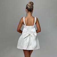 Robes mini d'été blanches unies pour femmes, style décontracté avec détail nœud papillon au dos, sans col et taille tissée