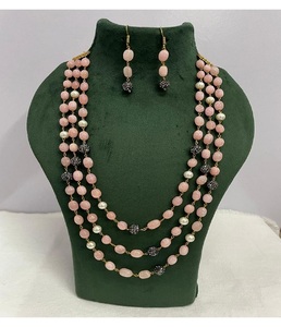 Conjunto de Collar de Cuentas de Piedras Preciosas Hecho a Mano de Triple Capa al por Mayor con Detalles de Perlas y Pendientes a Juego - Proveedor de Joyería de Boutique - Product Image 1
