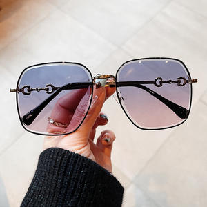 Lunettes de soleil irrégulières Qianai pour femmes, monture dorée, verres PC UV400, type 3, protection solaire, mode, voyage, style urbain - Product Image 5